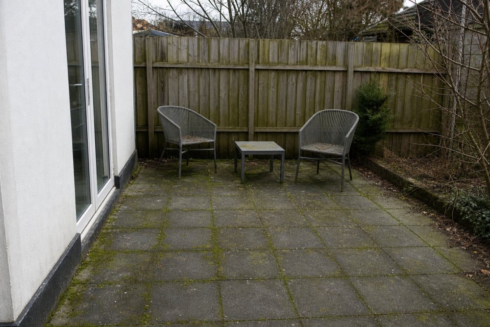 Terrasse vor der Aufbereitung – Moos, Flecken und abgenutzte Flächen